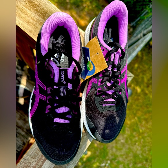 Women’s ASICS. - Picture 2 of 5